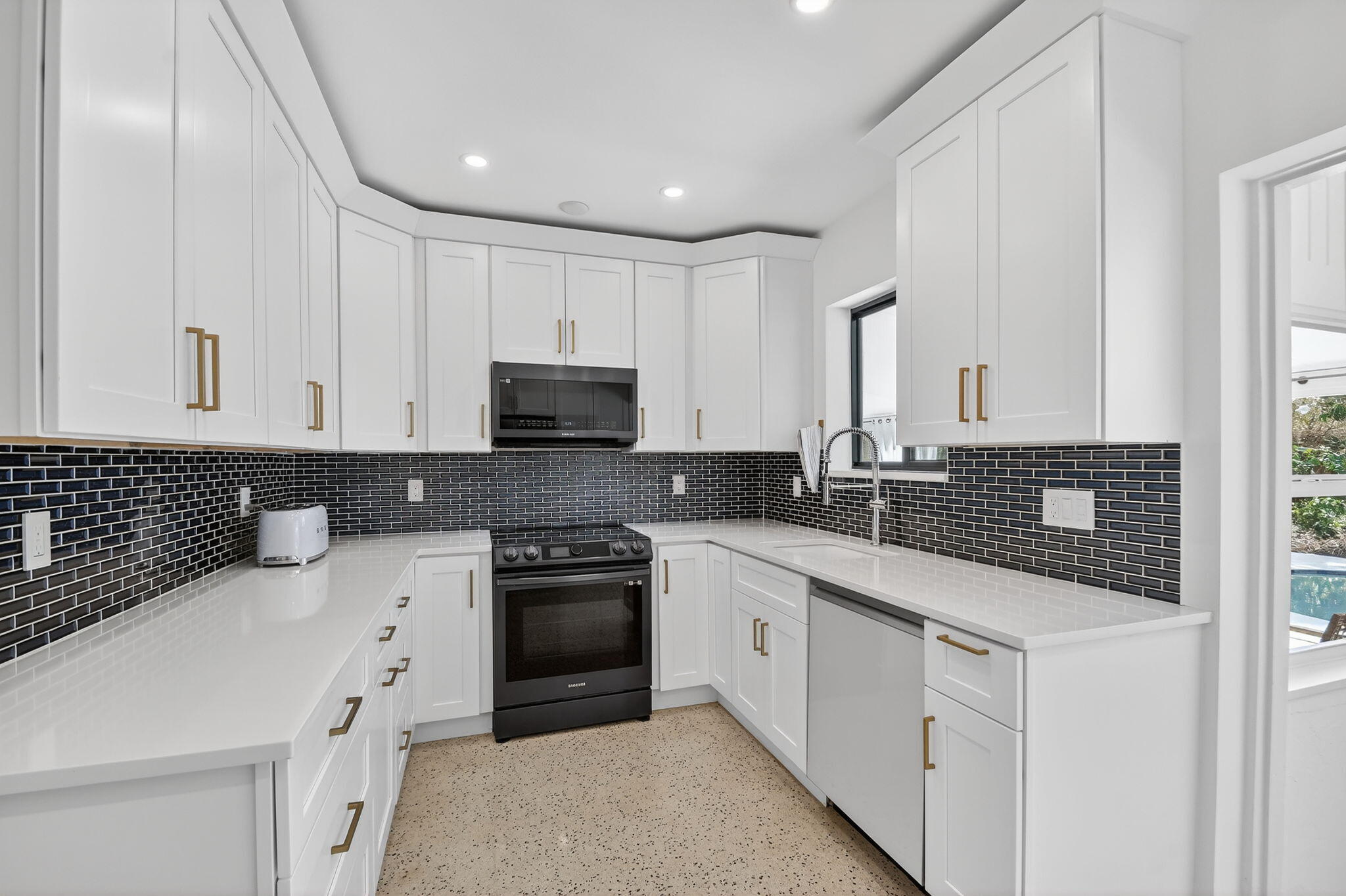 LITTLE RANCHES IN - Residential