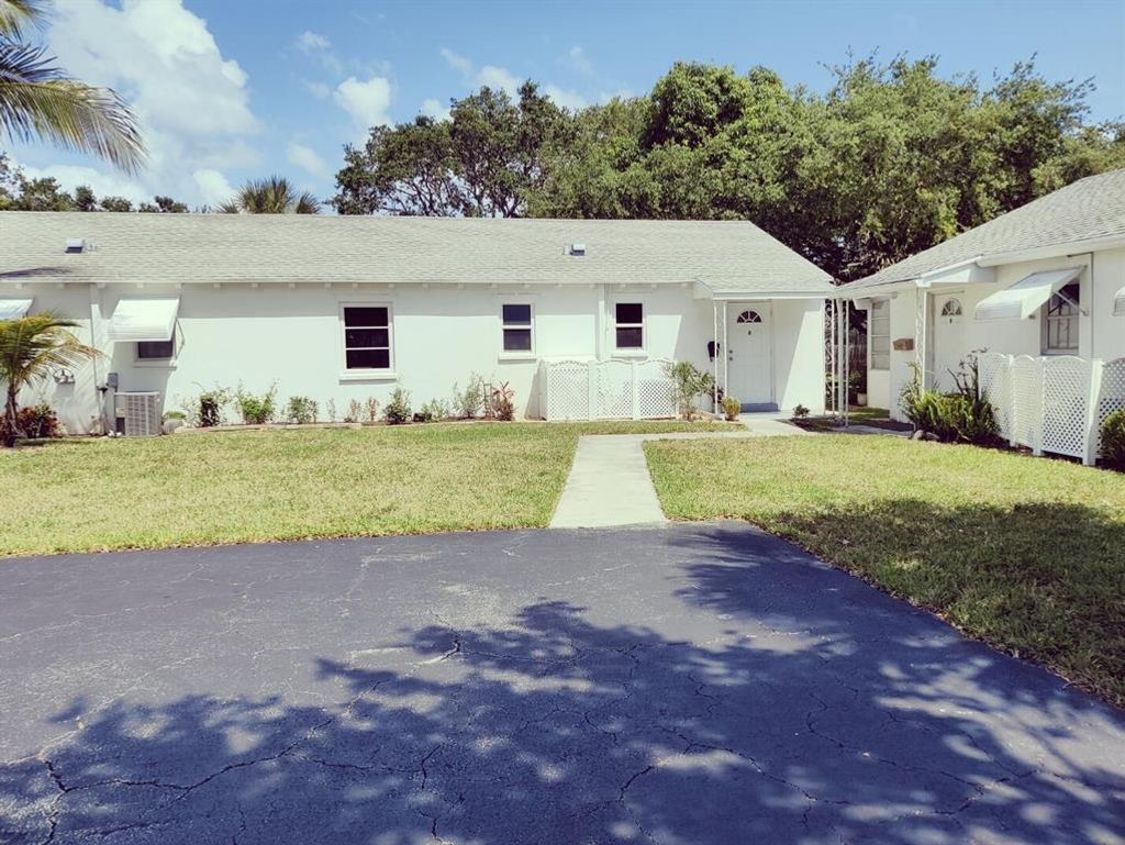 Photo of 10128 Meridian Way N #8, Palm Beach Gardens, FL 33410 (MLS # R10795286)