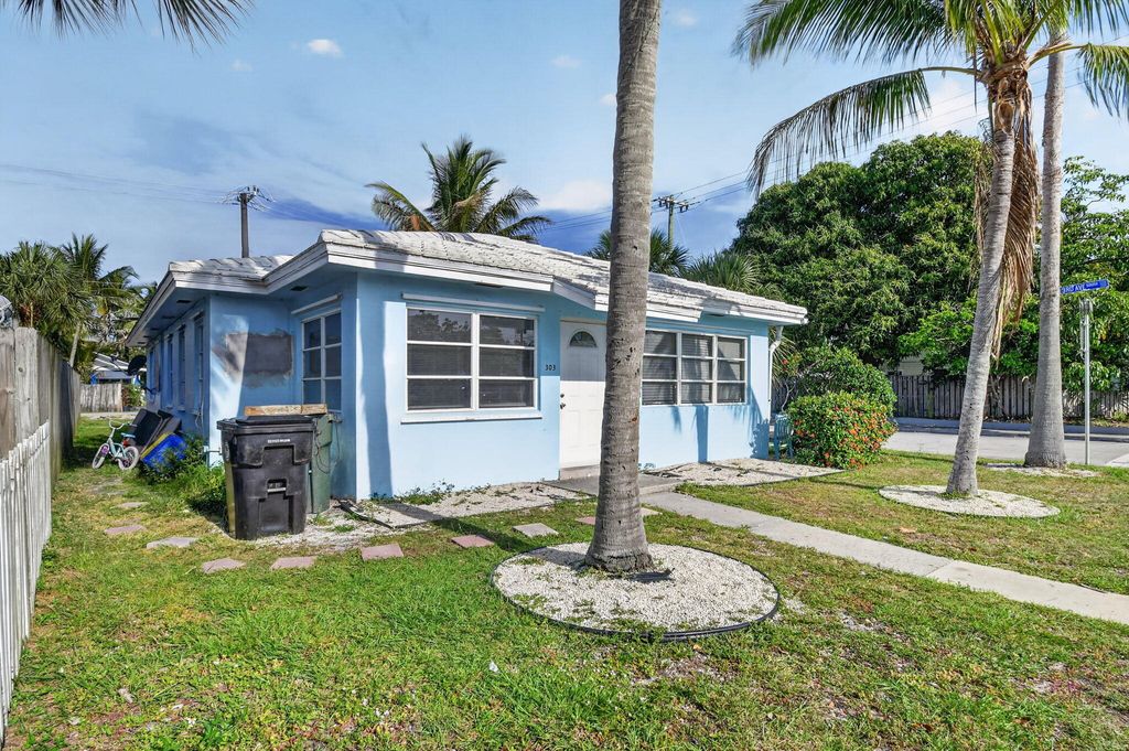 Photo of 303 S L Street, Lake Worth Beach, FL 33460 (MLS # B26026573)