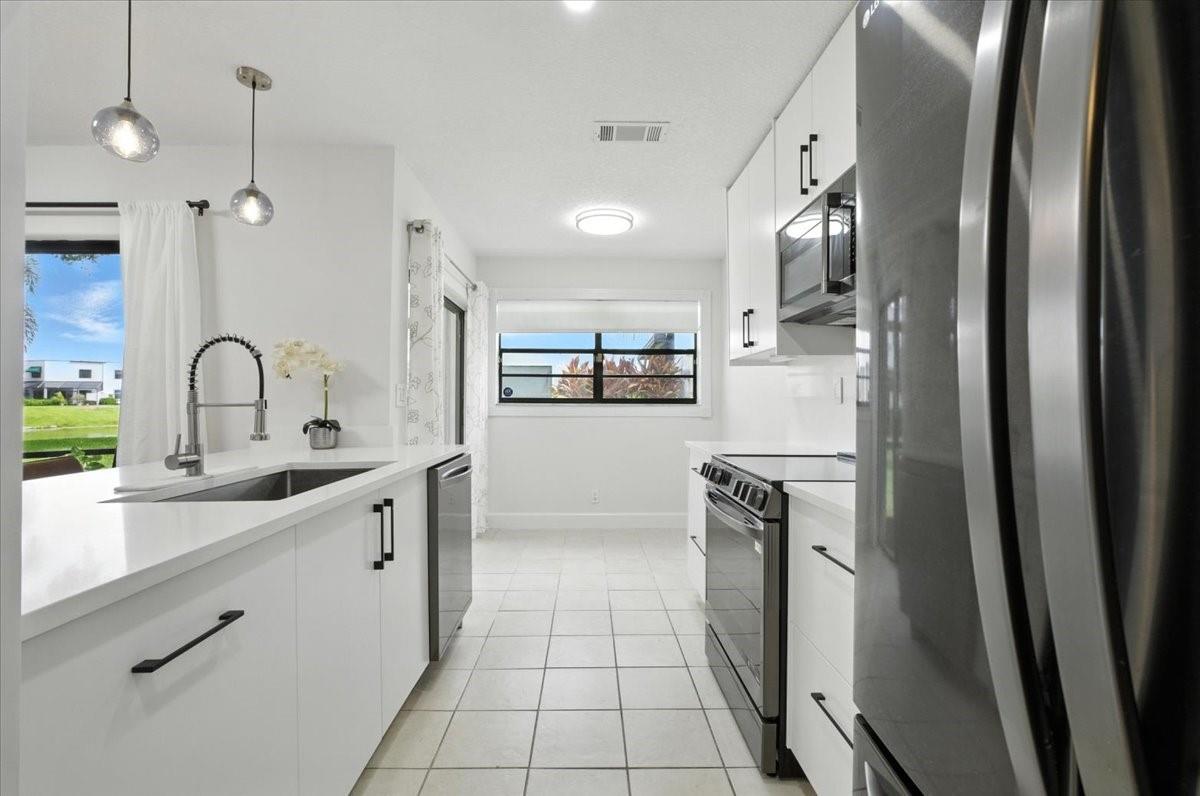 511 NW 36th Ave 511, Deerfield Beach, FL, 33442/$395,000 4 511 NW 36th Ave 511