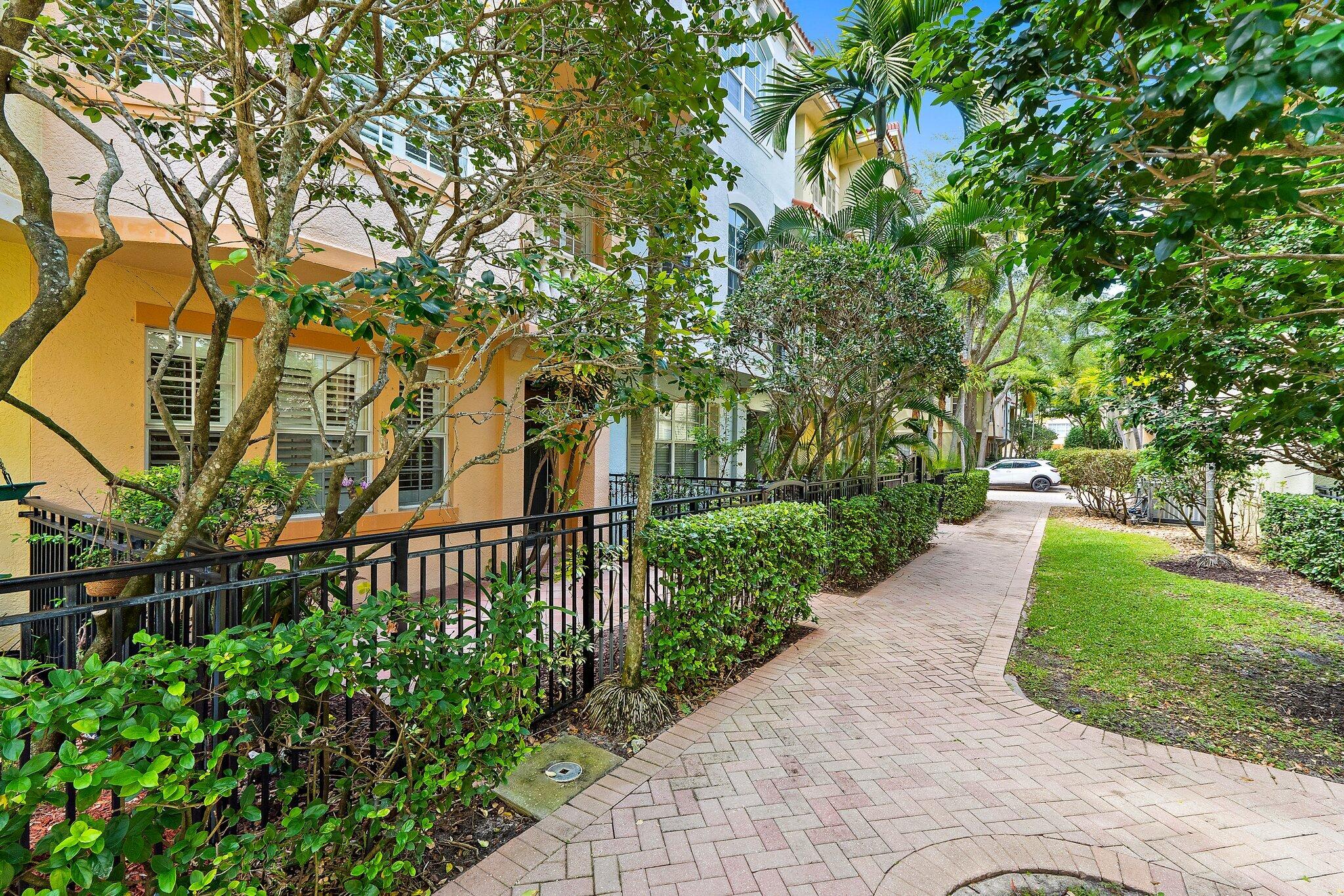 HARBOUR OAKS - Residential