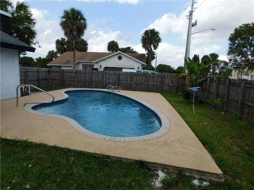 North Laurel Circle 89-47 - Residential