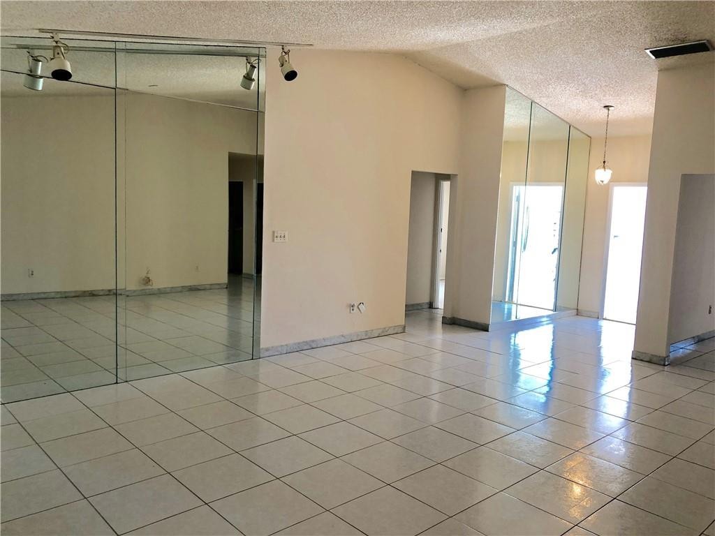 North Laurel Circle 89-47 - Residential