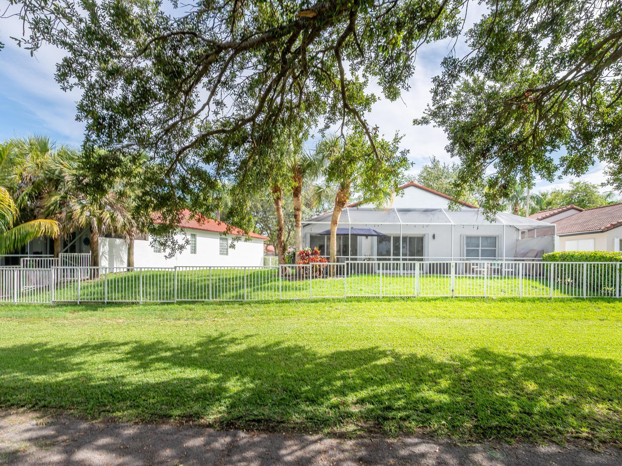 Hollywood Lakes Country C - Residential