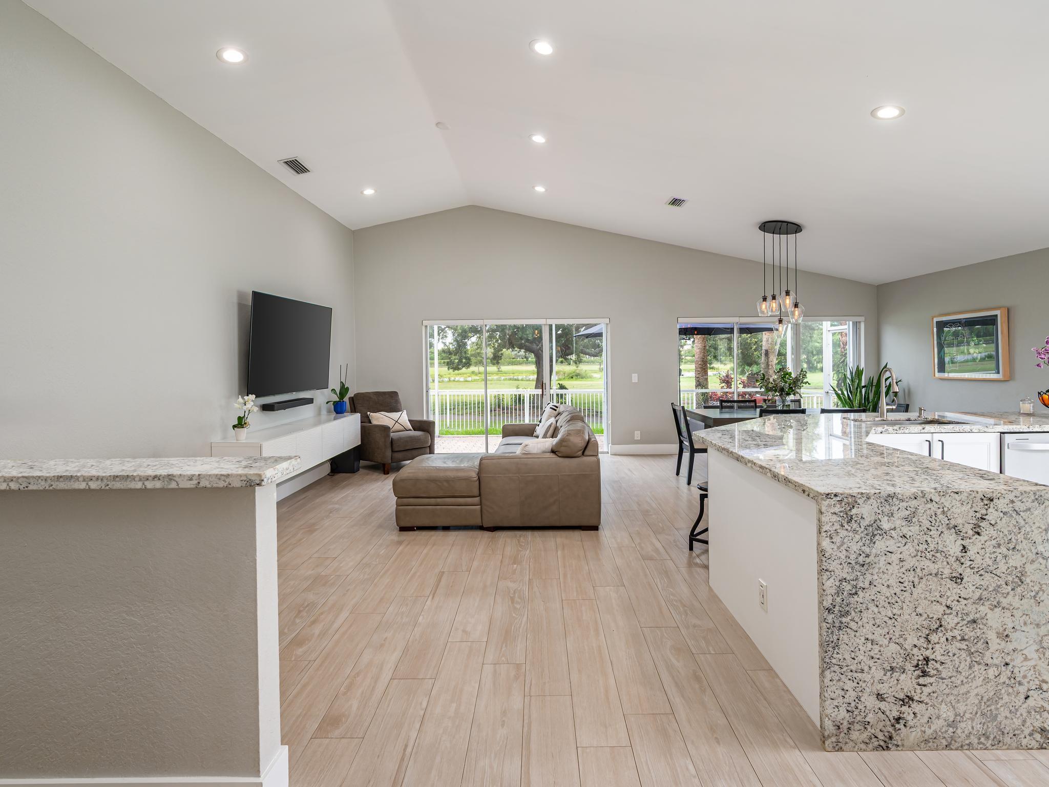 Hollywood Lakes Country C - Residential