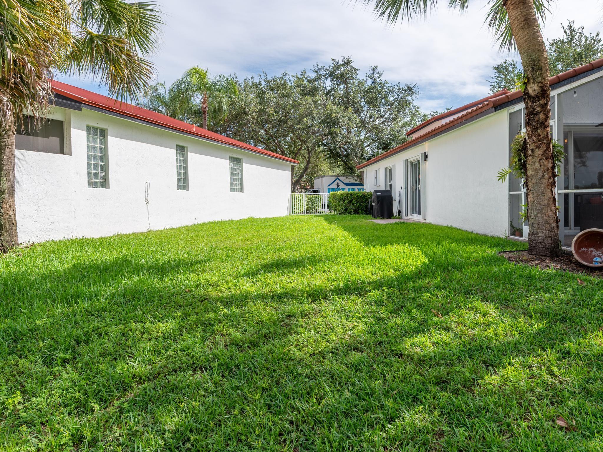 Hollywood Lakes Country C - Residential