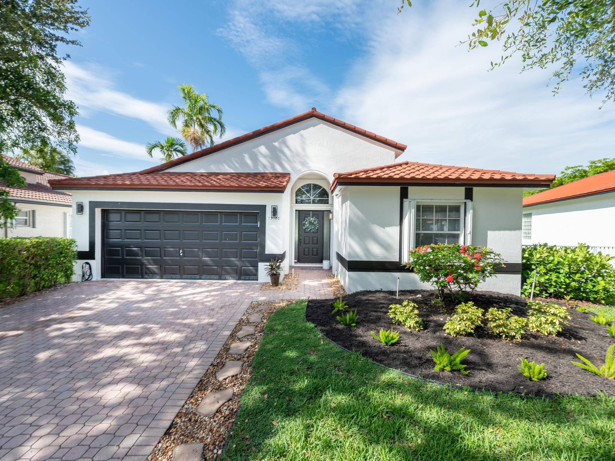 Hollywood Lakes Country C - Residential