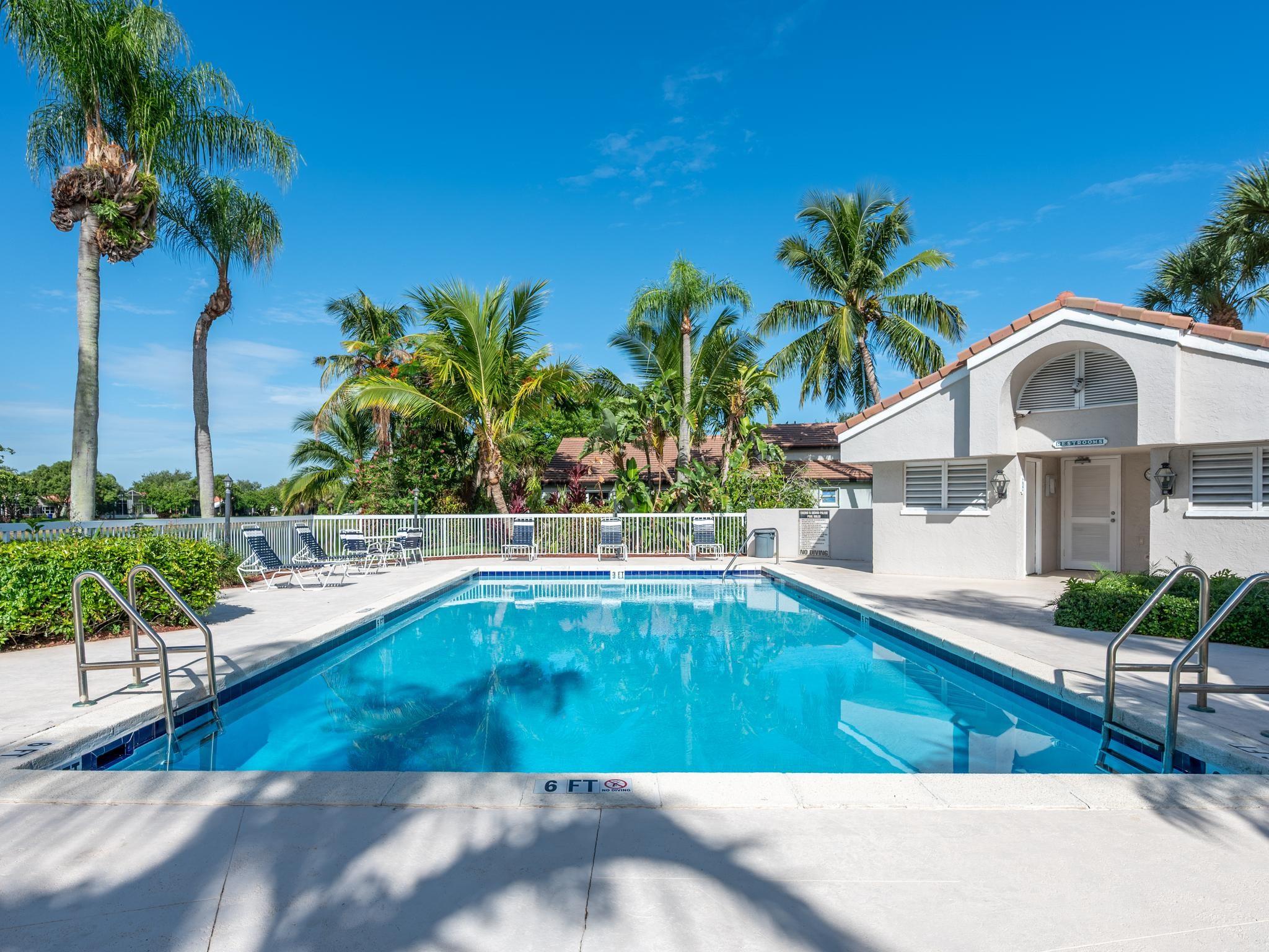 Hollywood Lakes Country C - Residential