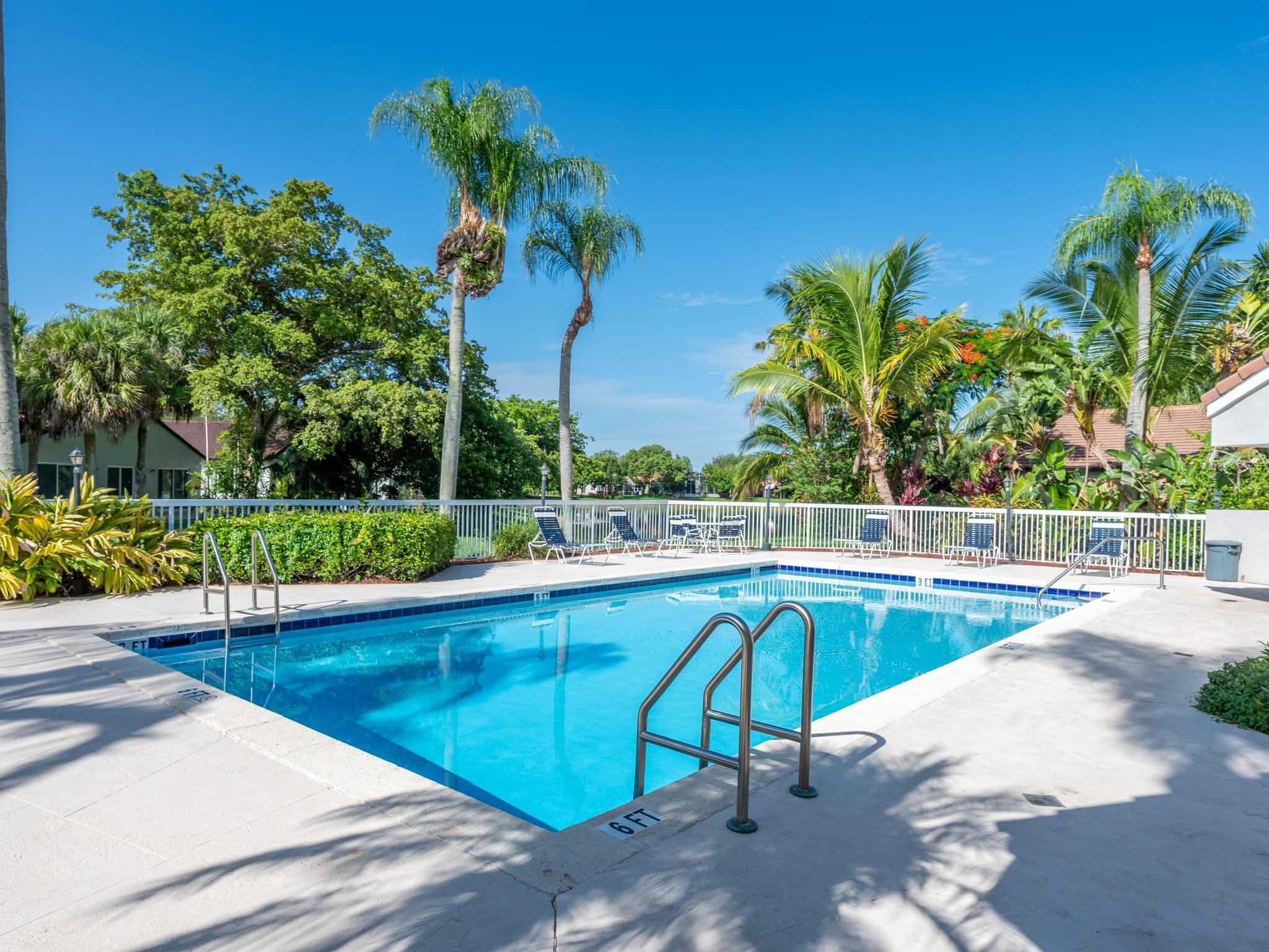 Hollywood Lakes Country C - Residential