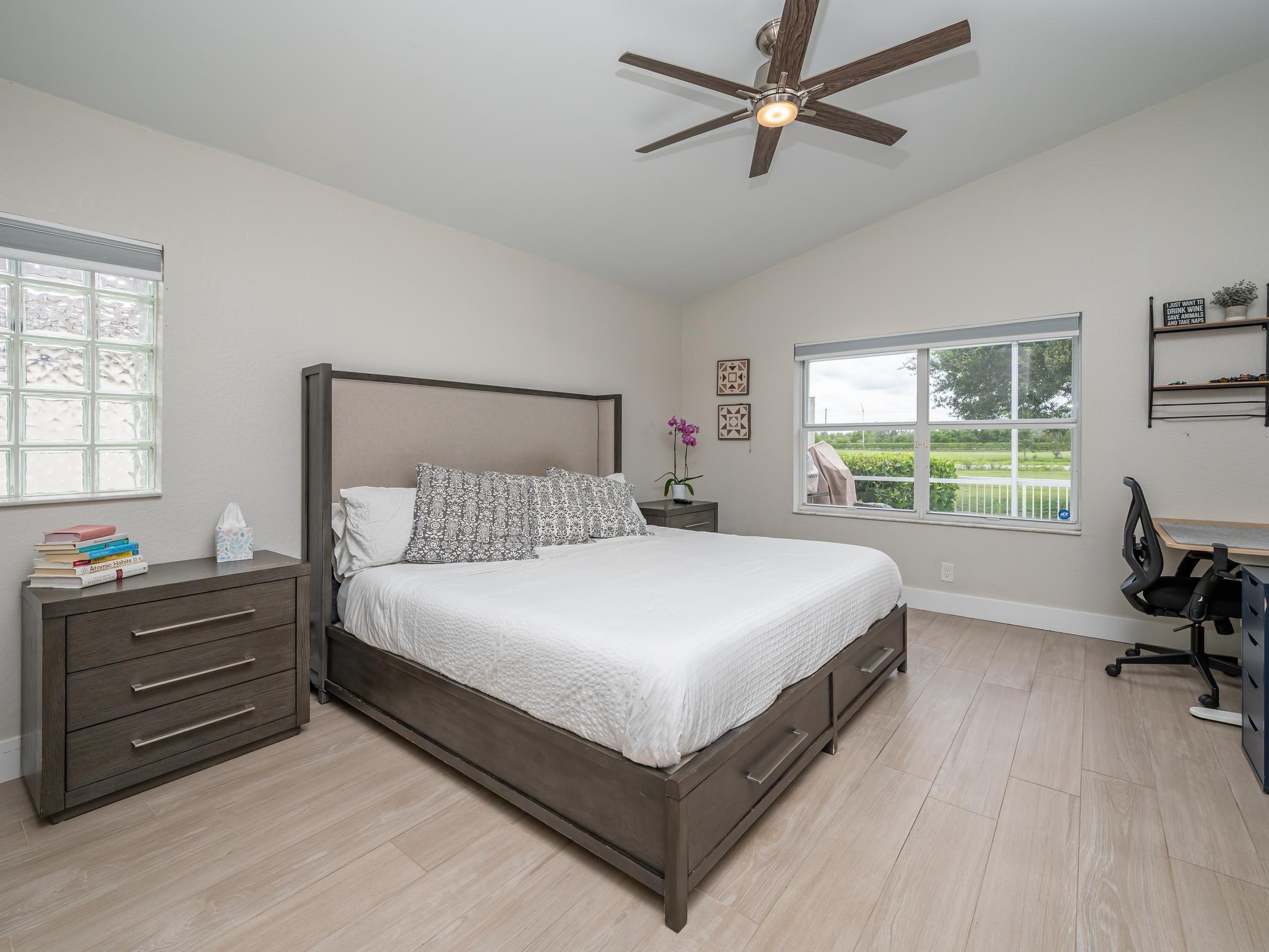 Hollywood Lakes Country C - Residential