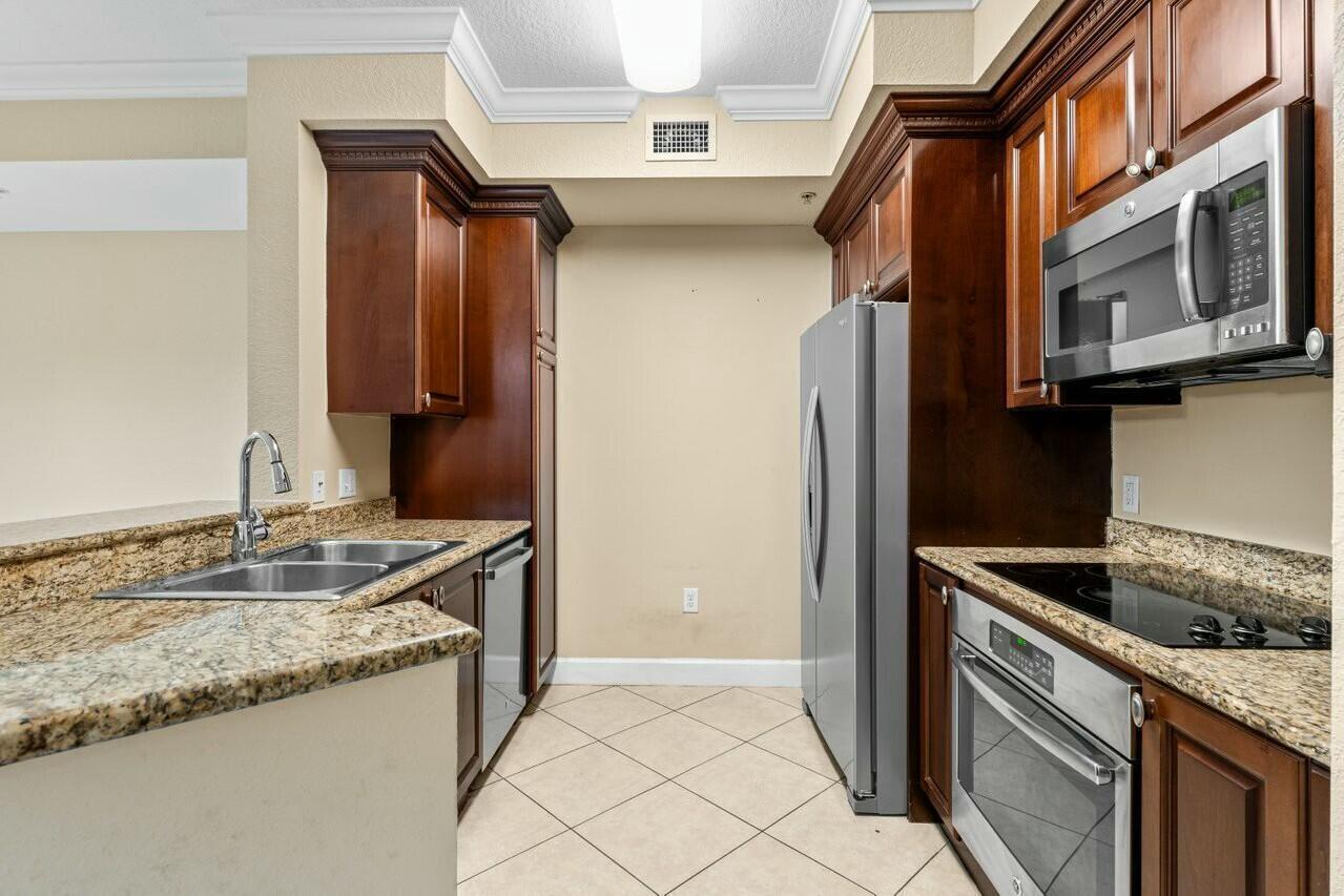 VIZCAYA LAKES CONDO - Residential