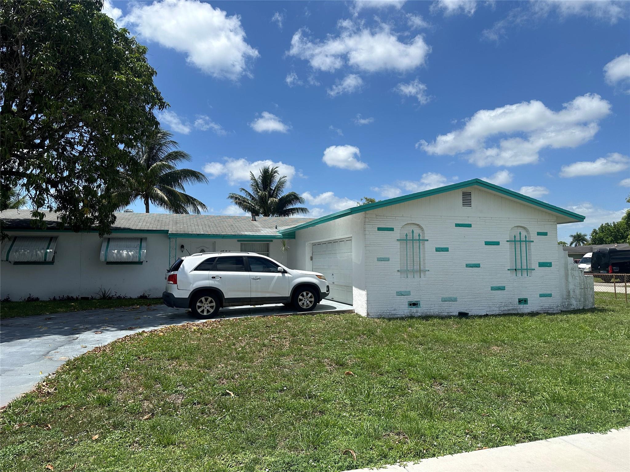 Single Family home. Needs lot's of TLC!! Unapproved Short Sale!!