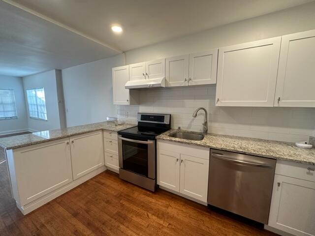 A MUST see Charming 2 bedroom 2 Bath unfurnished apt- rent includes water, sewer, trash, You are located just blocks from the intracoastal waterway. Bike or walk to the beach, Fishing pier & waterfront Restaurants just over the lake worth causeway, one block south of Lake ave with Restaurants & shops.-This very spacious apt is located on the first floor. Just completely renovated Bathrooms, Kitchen with granite counter tops & Stainless Steel appliances, Large walk in closers- Lots of indoor storage-Just installed new central air, instant hot water heater, Backyard courtyard to relax, secured shared laundry room.