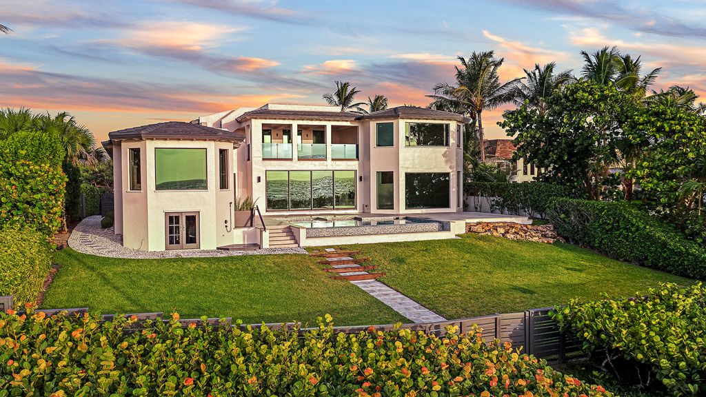 Photo of 22 Ocean Drive, Jupiter Inlet Colony, FL 33469 (MLS # R11056298)