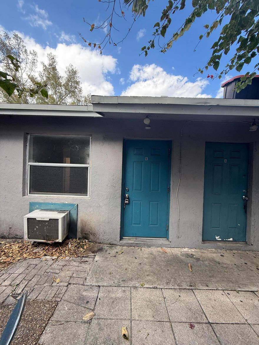 Comfort meets convenience in this charming 2-bedroom, 1-bath duplex! Enjoy a comfortable layout and a spacious yard--perfect for relaxing, entertaining, or enjoying a little extra outdoor space.