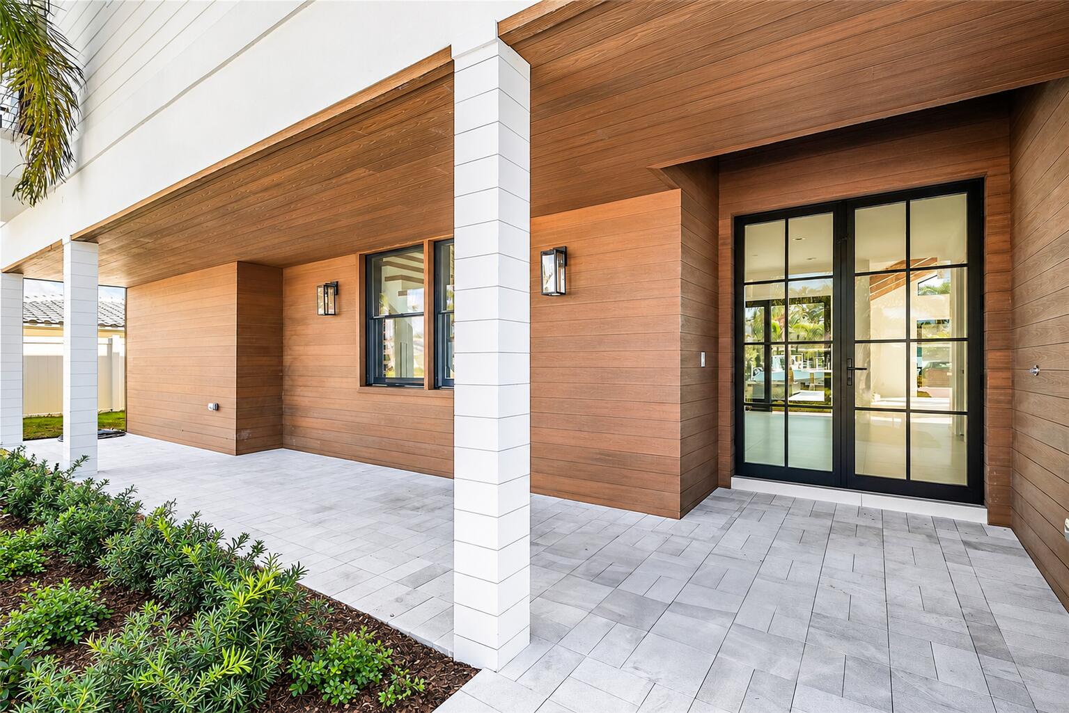 8 LEEWARD Circle