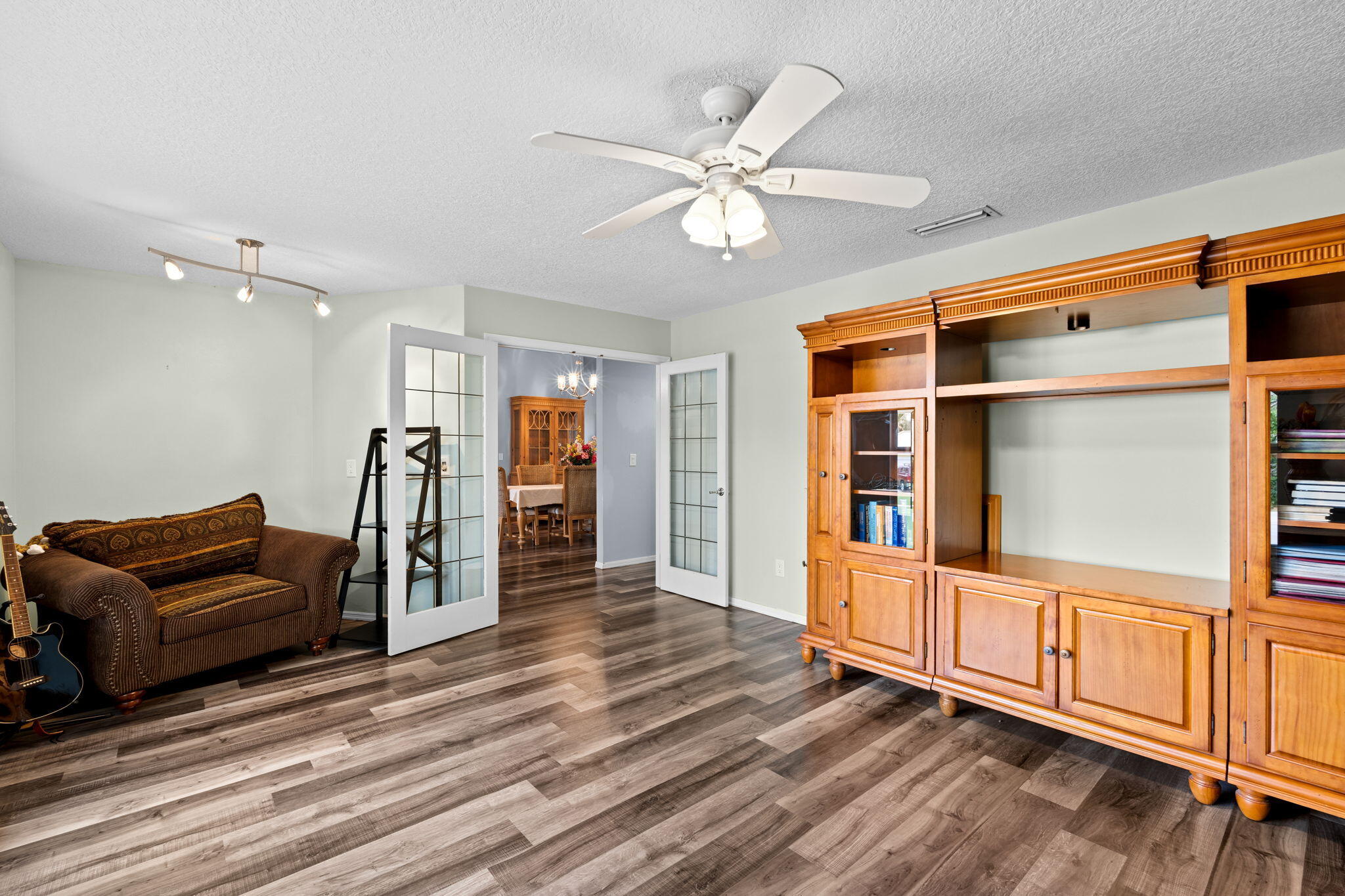 WHISPERING OAKS - Residential