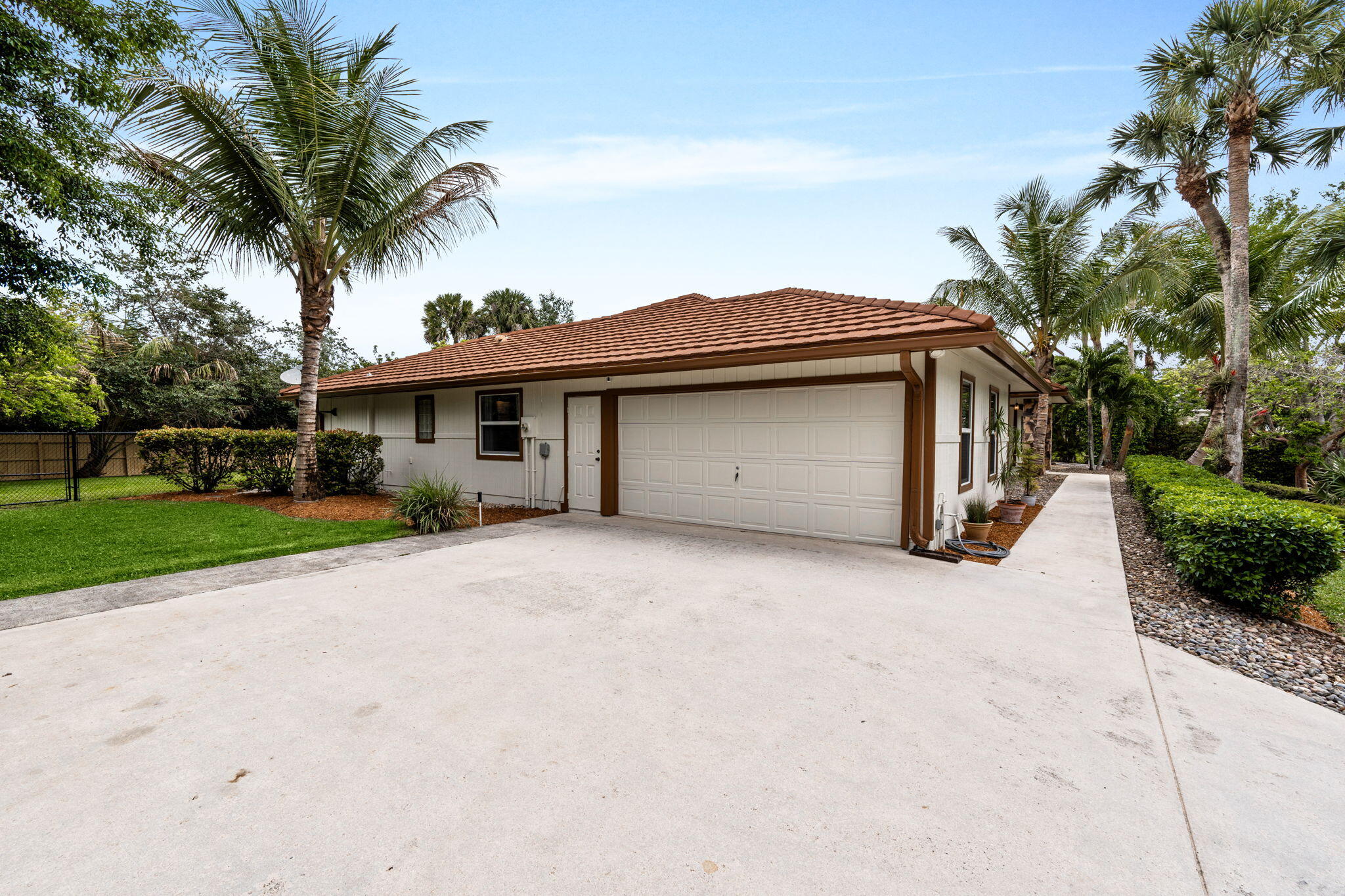 WHISPERING OAKS - Residential