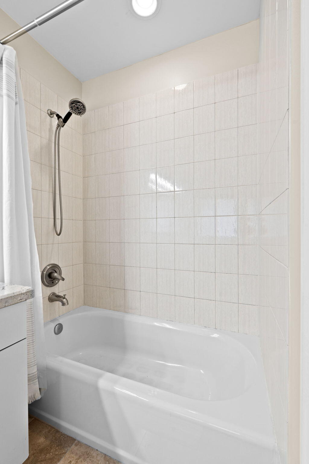 WHISPERING OAKS - Residential