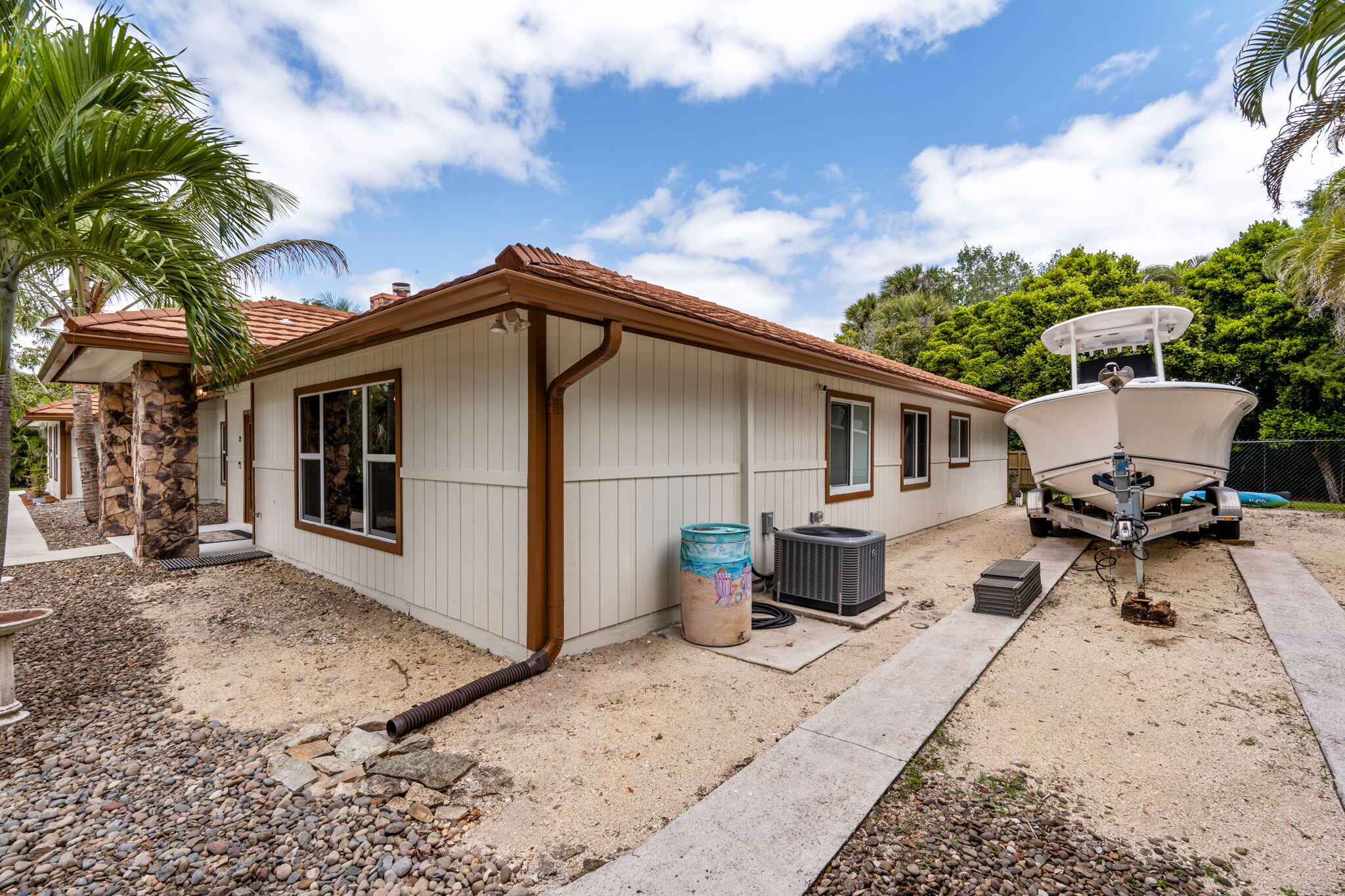 WHISPERING OAKS - Residential