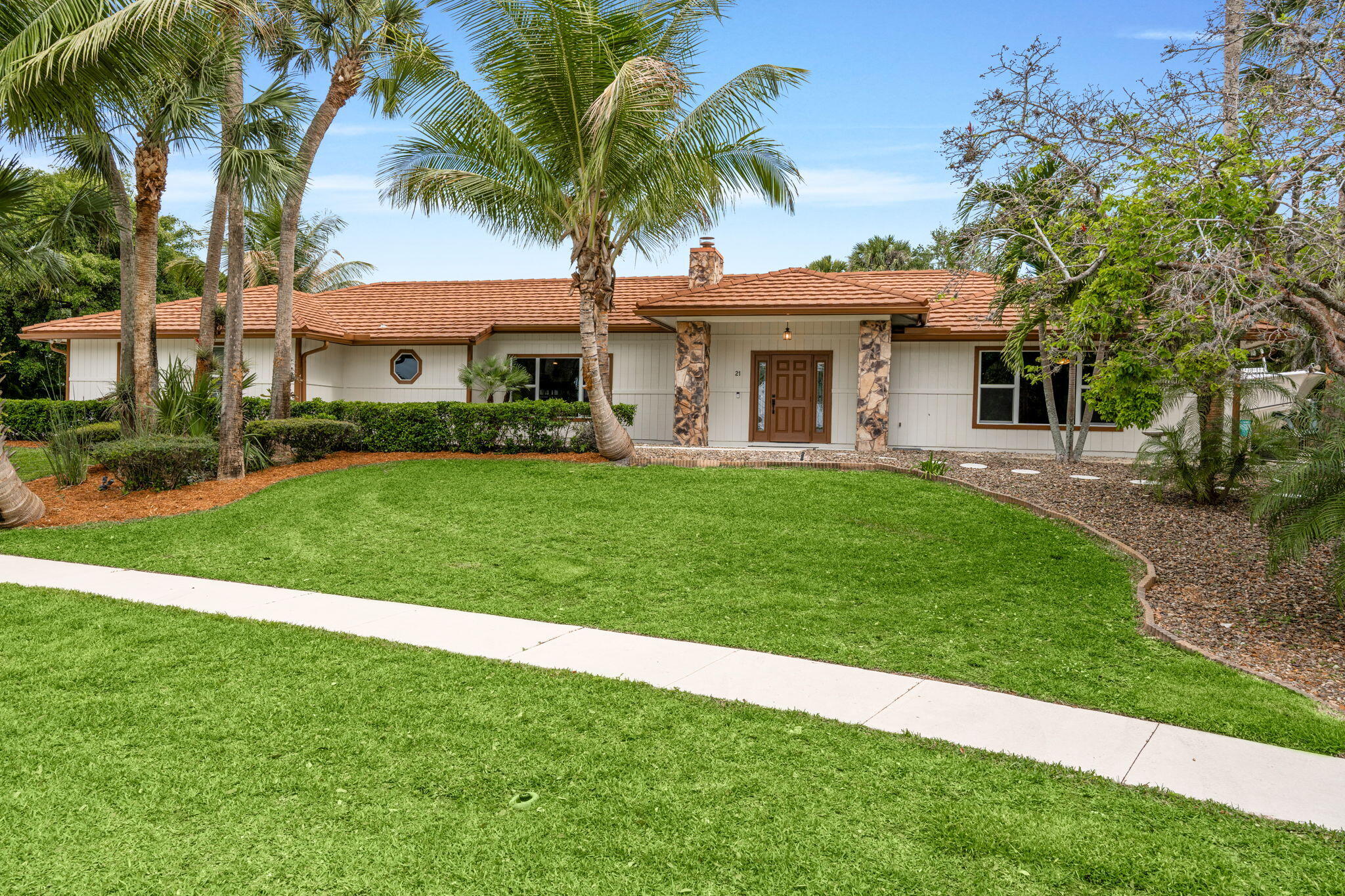 WHISPERING OAKS - Residential