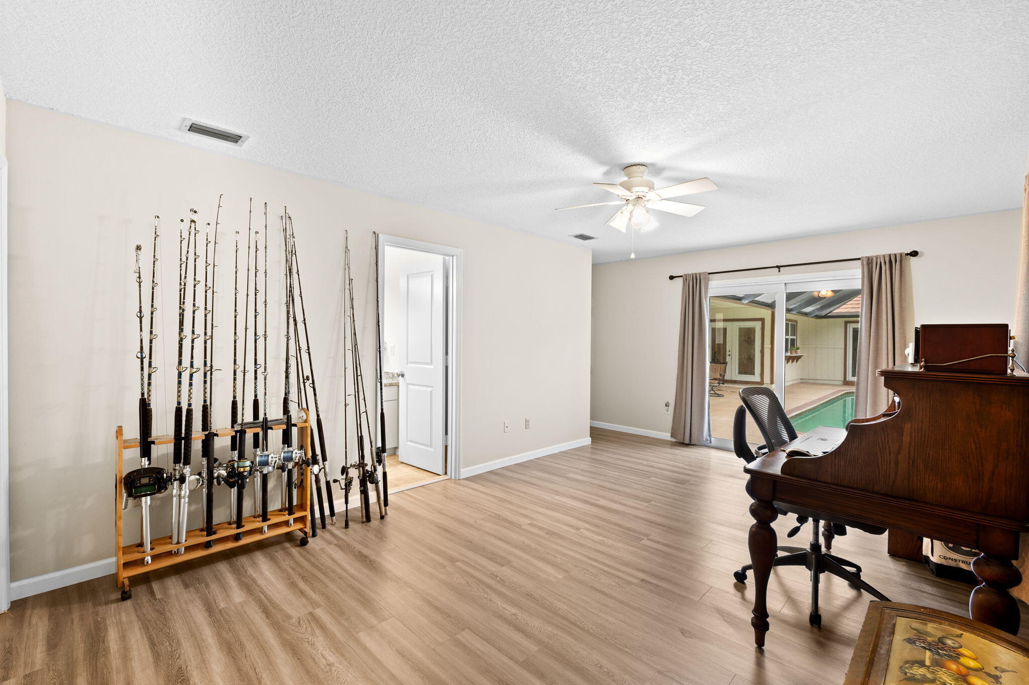 WHISPERING OAKS - Residential