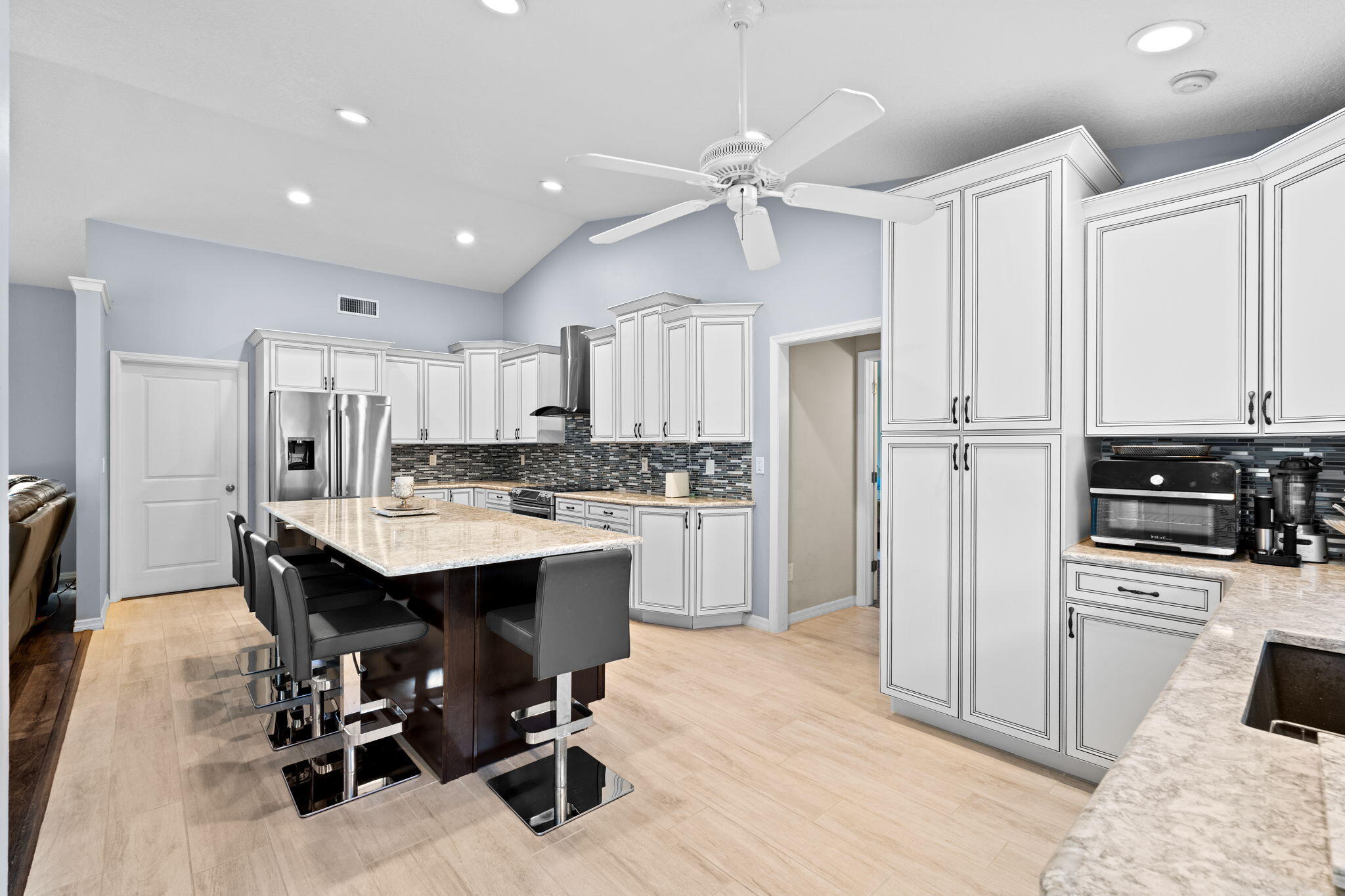 WHISPERING OAKS - Residential