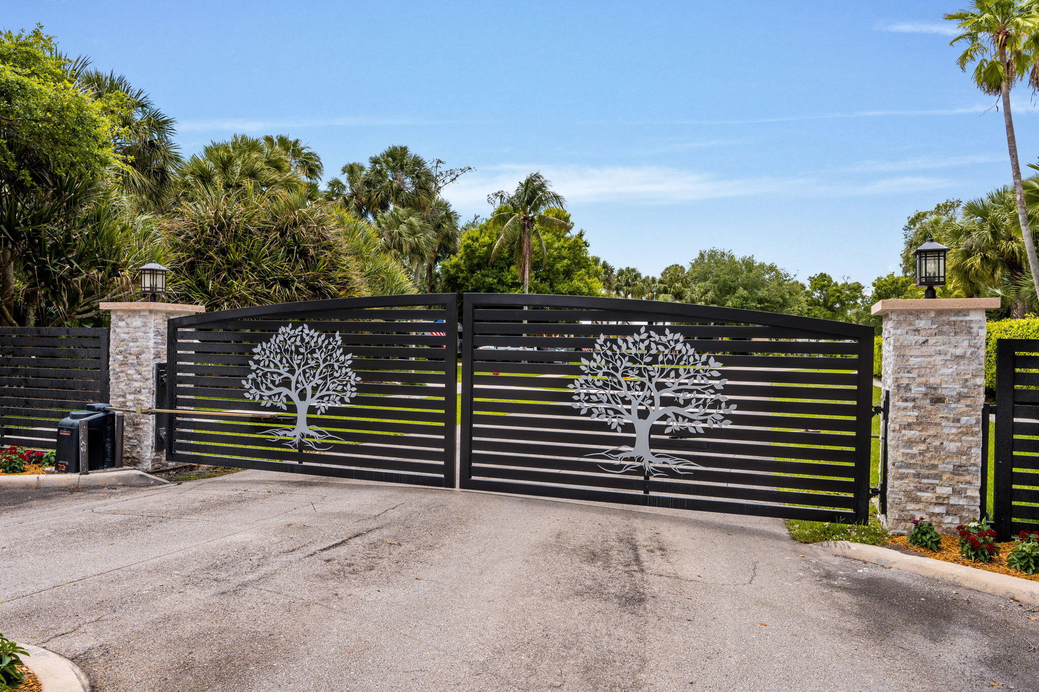 WHISPERING OAKS - Residential