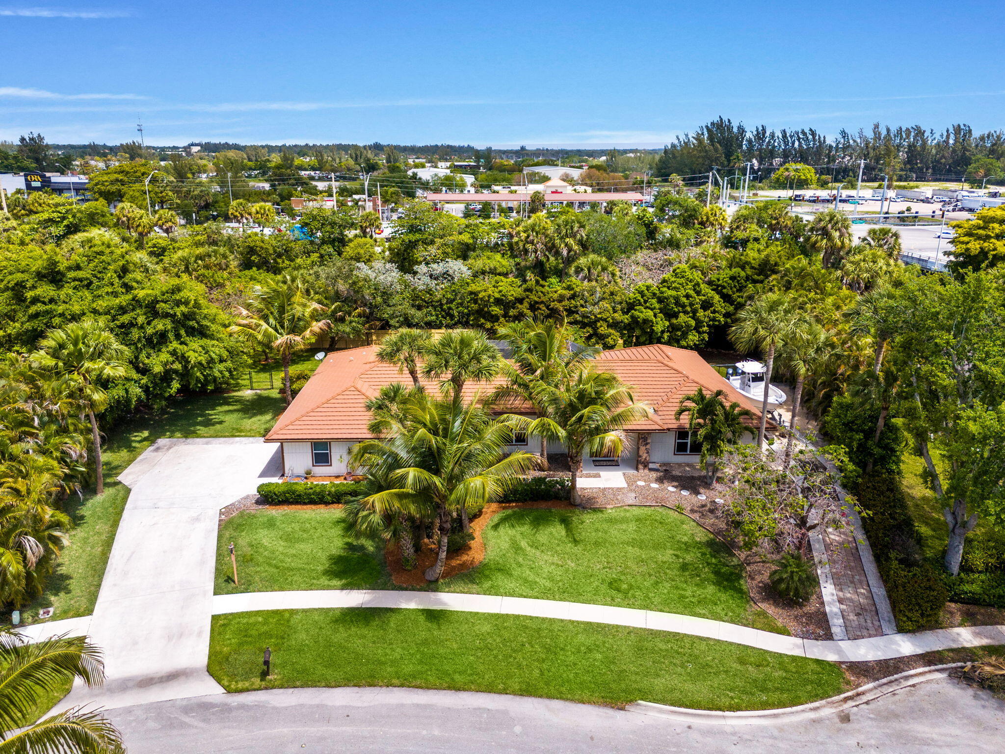 WHISPERING OAKS - Residential