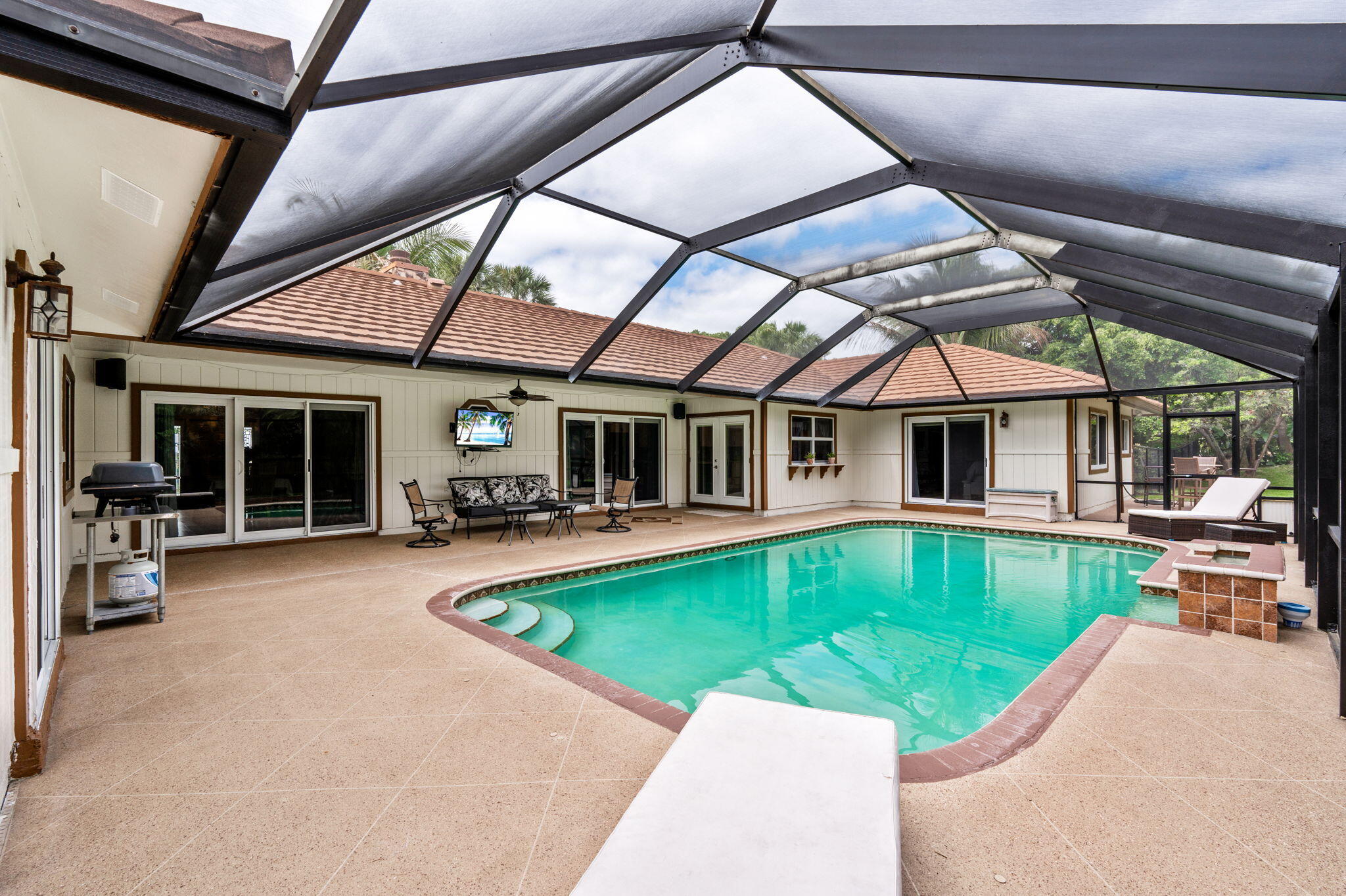 WHISPERING OAKS - Residential