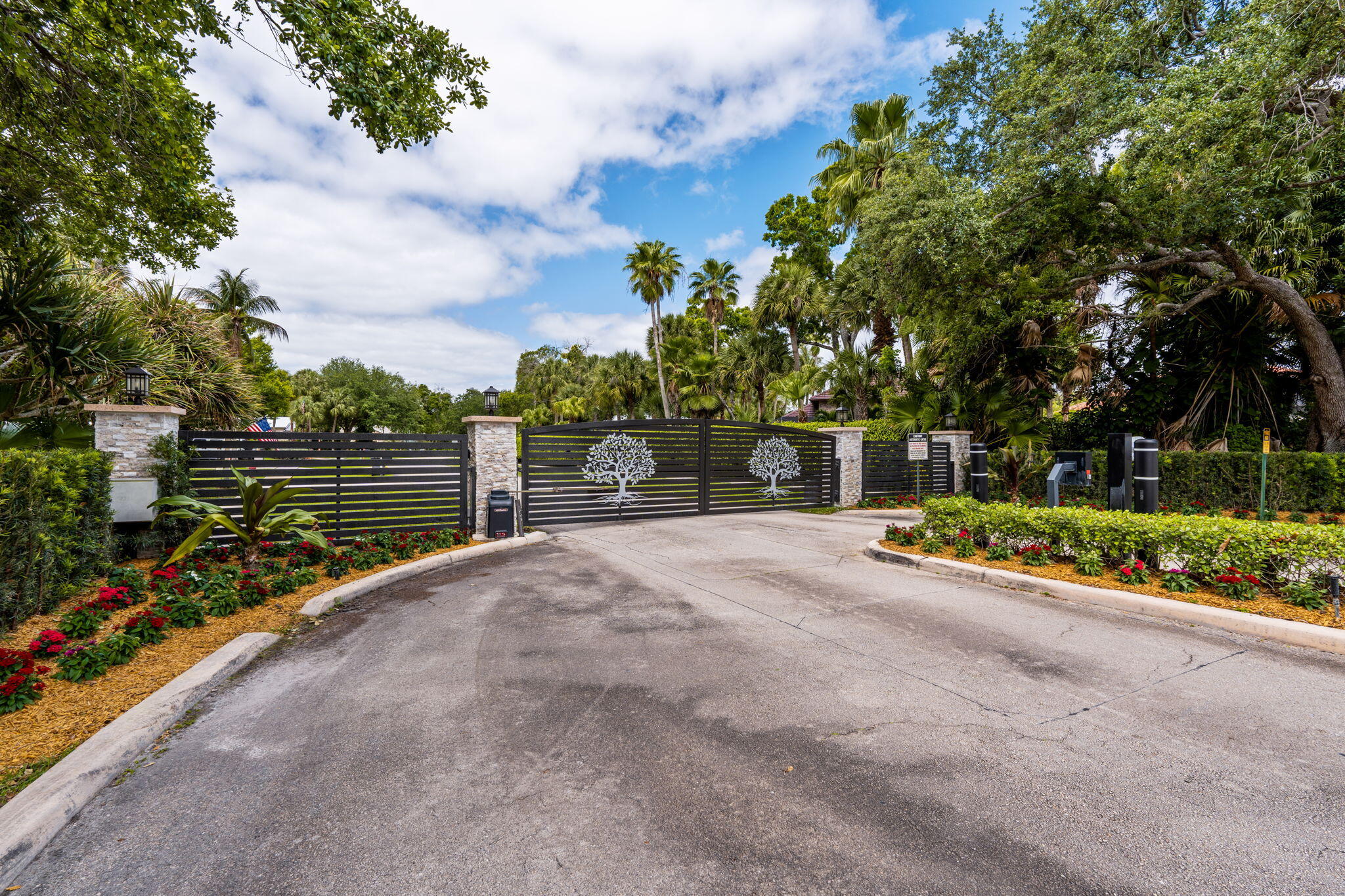 WHISPERING OAKS - Residential