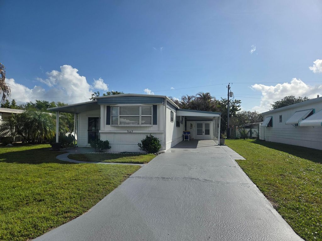 Photo of 7667 SE Swan Avenue, Hobe Sound, FL 33455 (MLS # B26011520)