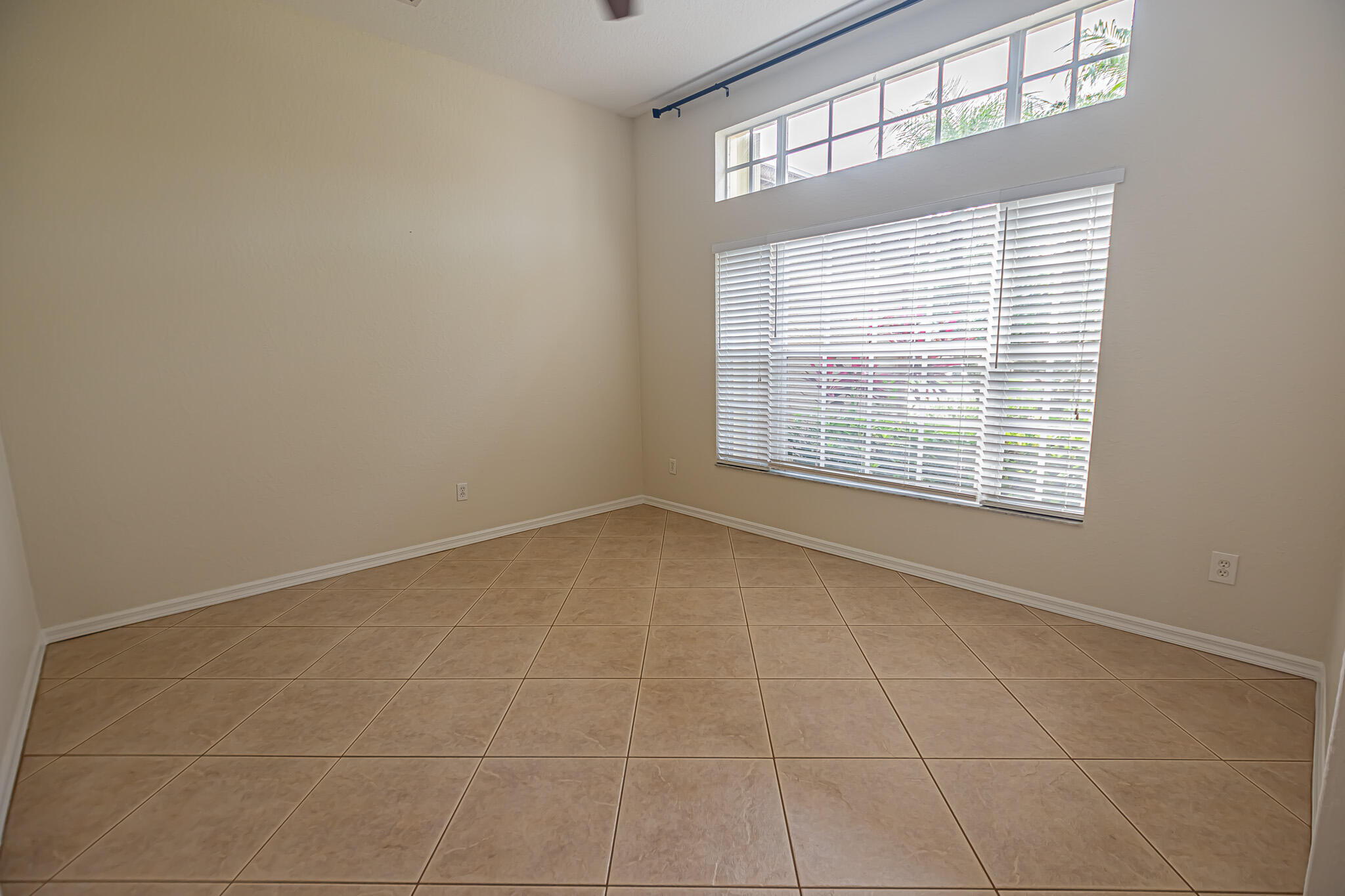 SAWGRASS LAKES, CRANE POINTE - Residential