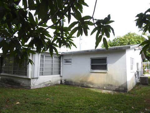 A home in Lauderdale Lakes