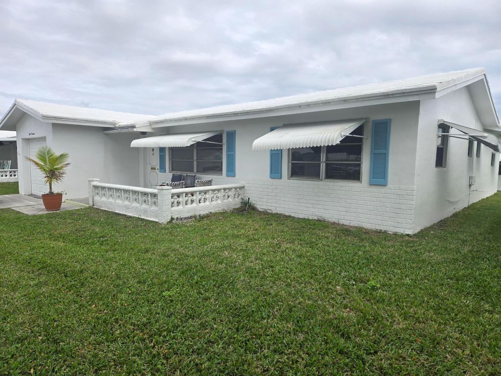 Photo of 814 SW 18th Court, Boynton Beach, FL 33426 (MLS # R11065134)