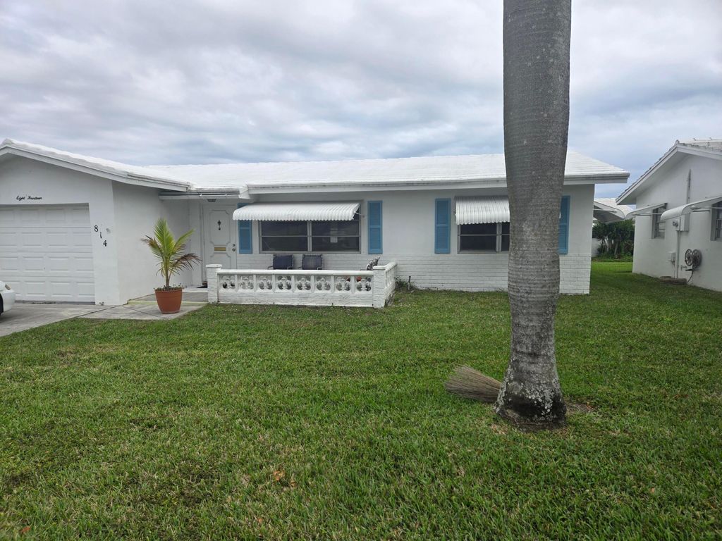 Photo of 814 SW 18th Court, Boynton Beach, FL 33426 (MLS # R11065134)