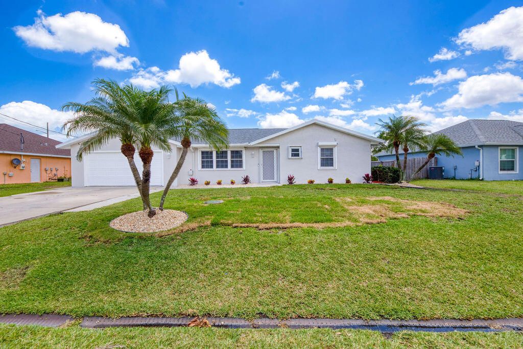 Photo of 2592 SE Grand Drive, Port Saint Lucie, FL 34952 (MLS # B26020538)