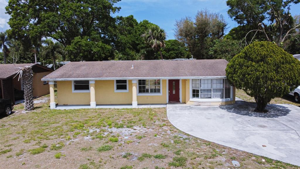 Photo of 1032 Martinique Avenue, Fort Pierce, FL 34982 (MLS # R10859245)