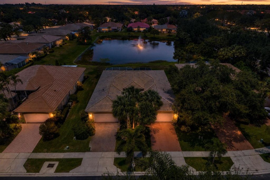 Photo of 9532 N Crescent View Dr Drive N, Boynton Beach, FL 33437 (MLS # B26027741)