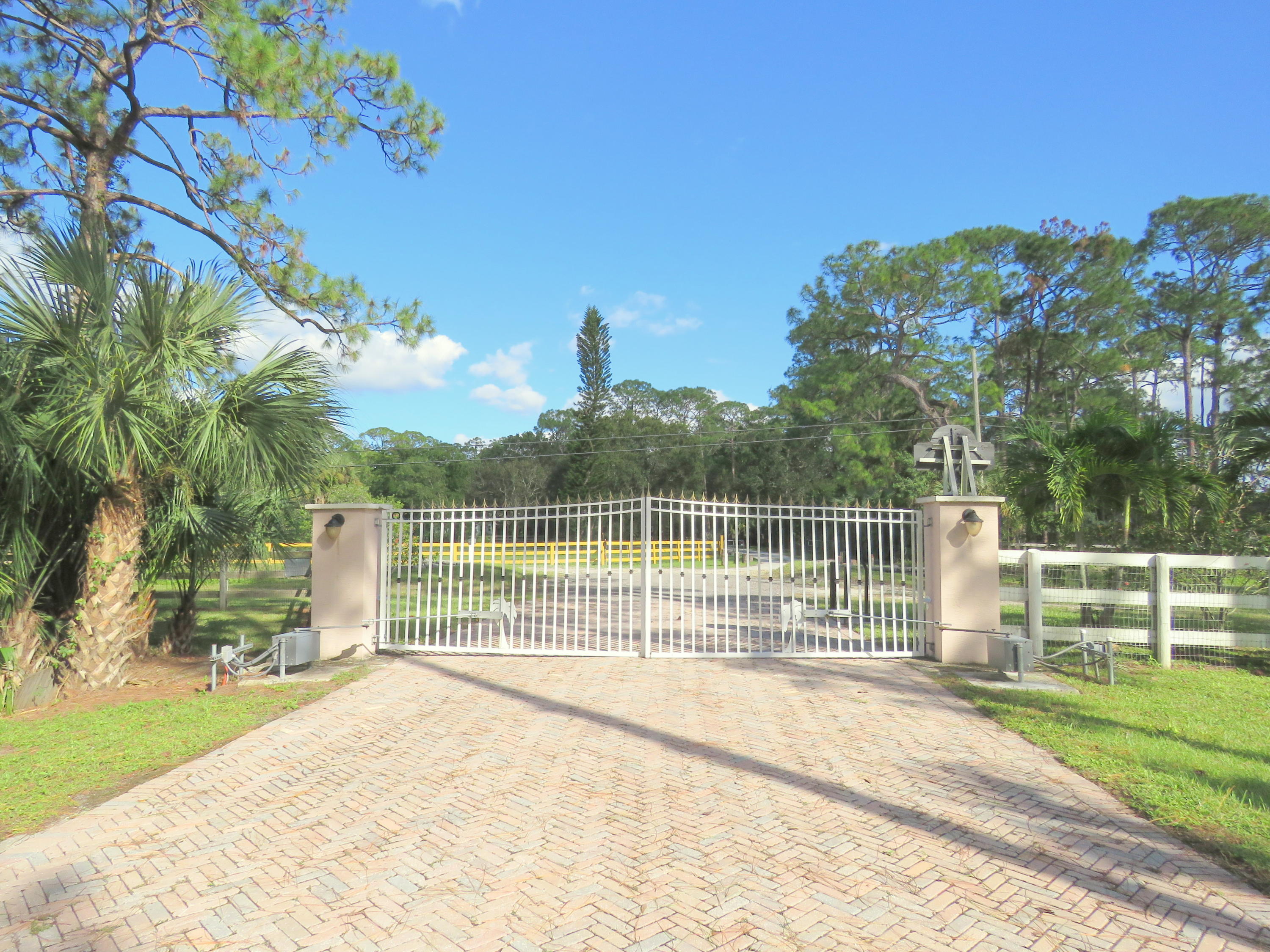 LOXAHATCHEE GROVES - Residential