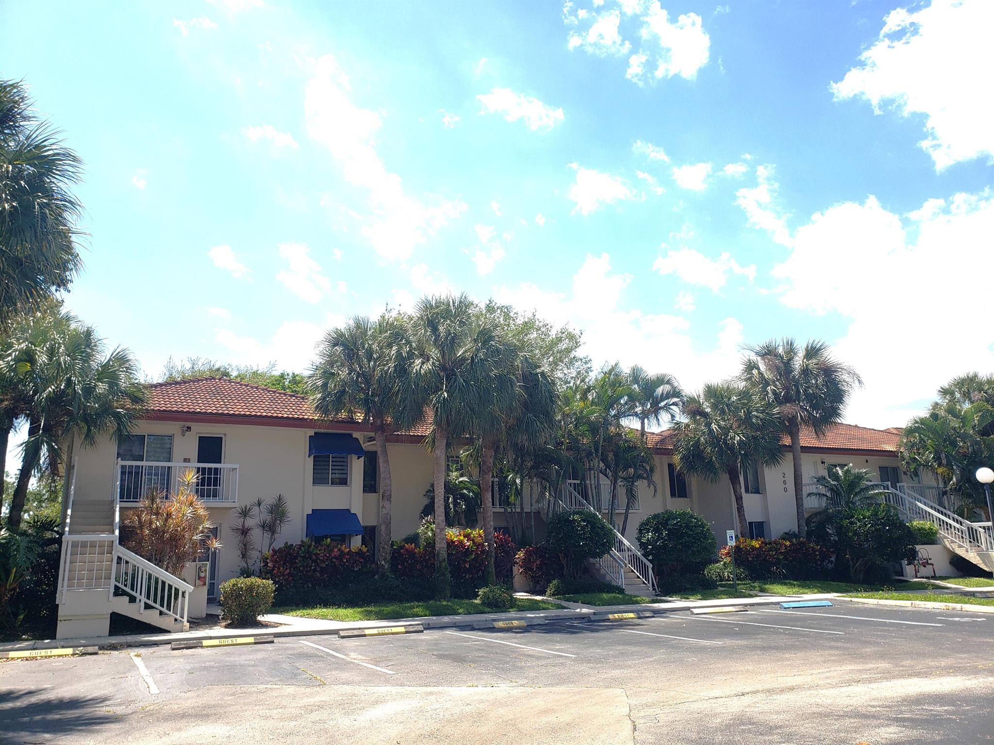 PRICE REDUCED TO SELL!! Welcome to the community of San De Vance, a small hidden gem in a wonderful east Boca location offering a resort style heated pool, fitness center & tennis courts. Just minutes to the beach, Mizner Park & Dowtown Delray Beach! This spacious 2-bedroom 2- bath unit features vaulted ceilings with tranquil & private views. Lovely eat-in kitchen. Inviting master bedroom suite and large walk-in closet. The covered screened patio, provides a perfect retreat for relaxation.