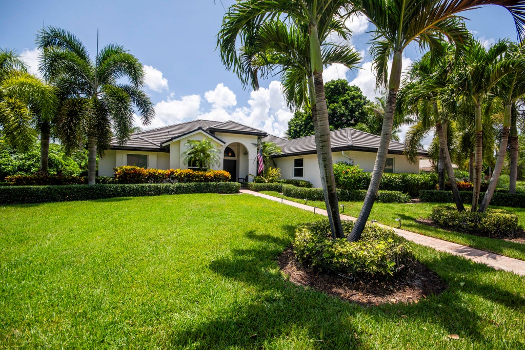Photo of 11850 Stonehaven Way, Palm Beach Gardens, FL 33412 (MLS # B26049641)