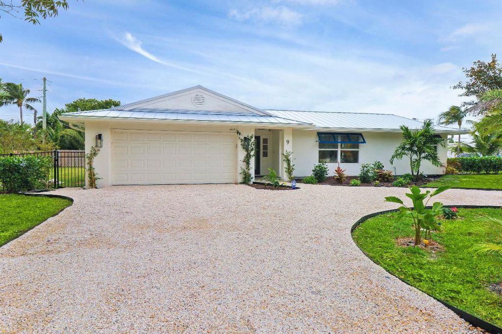 Photo of 9 W Riverside Drive, Jupiter, FL 33469 (MLS # R11150677)