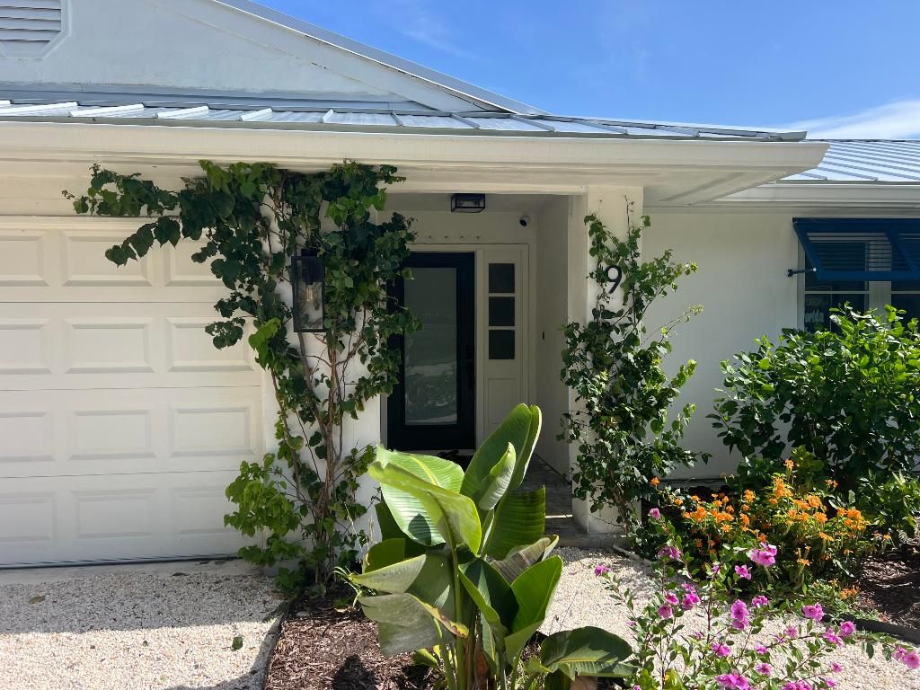 Photo of 9 W Riverside Drive, Jupiter, FL 33469 (MLS # R11150677)