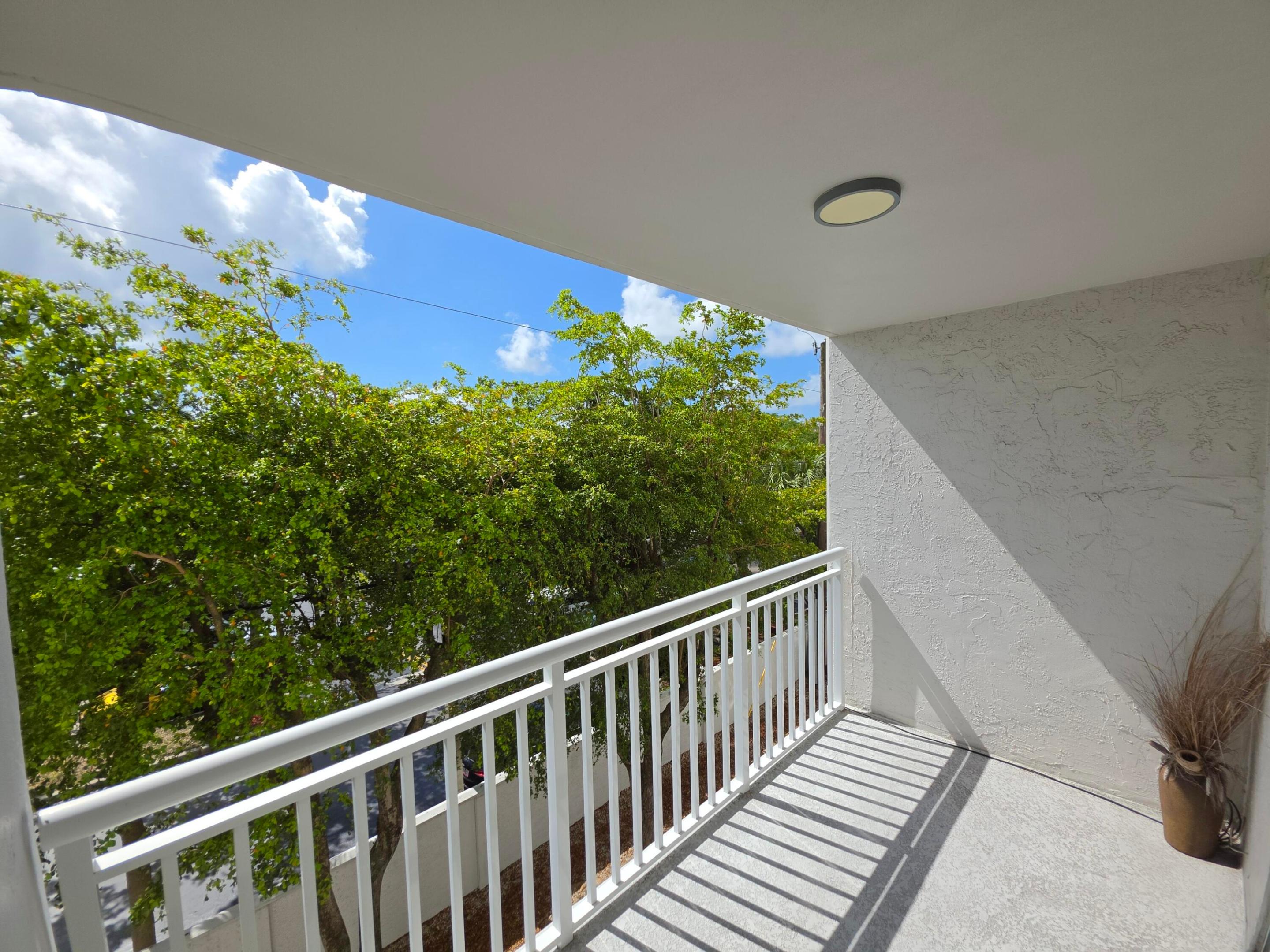 IMPERIAL POINT CONDO - Residential