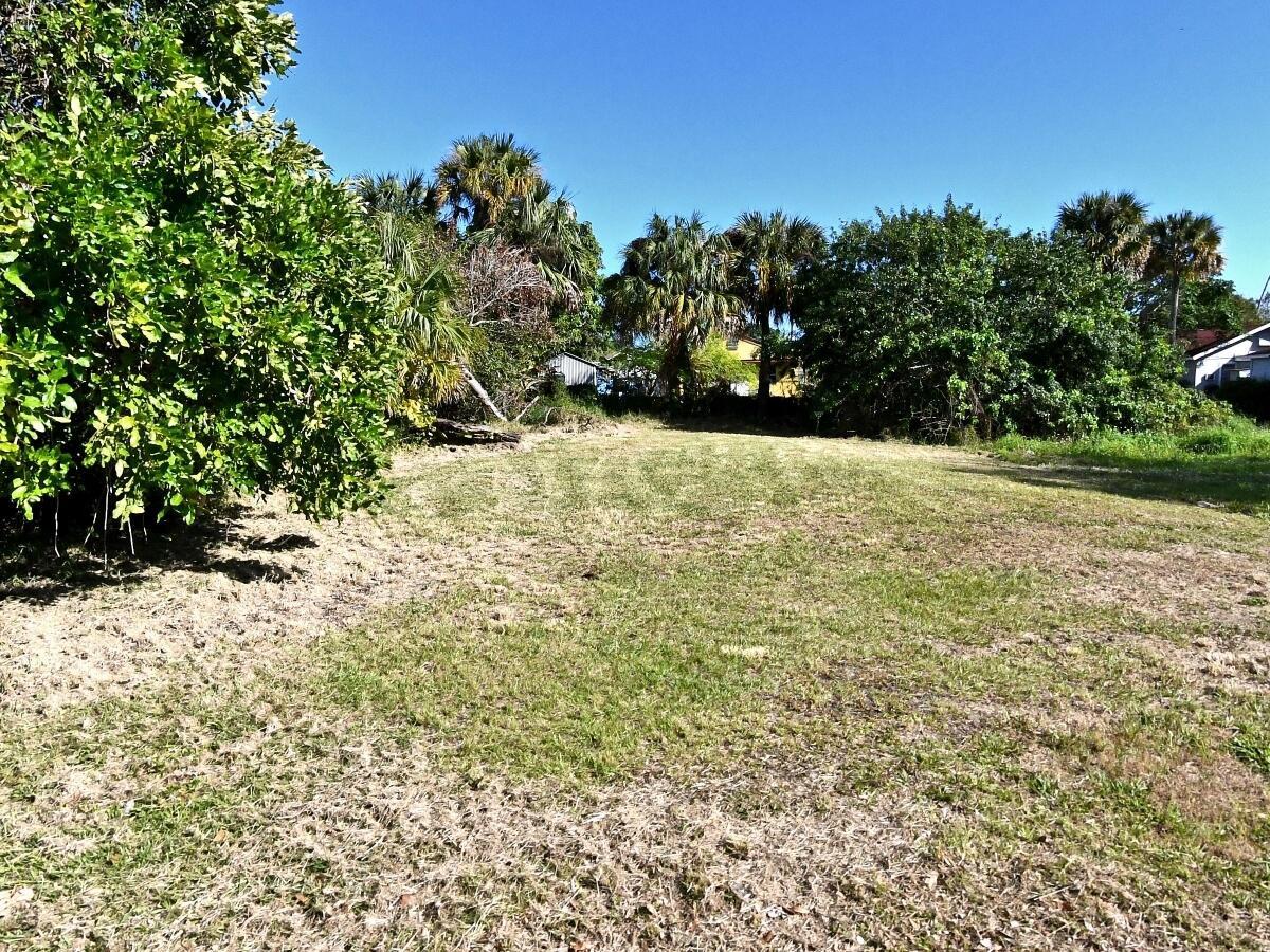 Growing area in Fort Pierce close to downtown, beaches, and Sunrise musical theater. Ready for you to build. Lot size is 5,000 sf. Call today for more information.