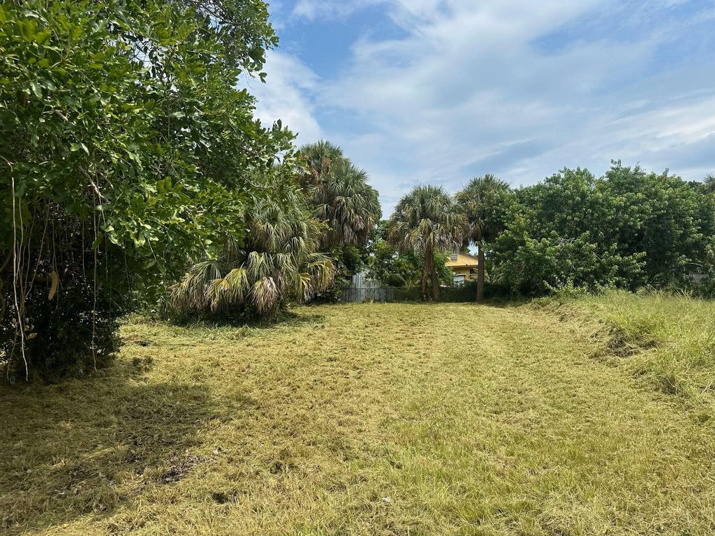 Photo of 706 Dundas Court, Fort Pierce, FL 34950 (MLS # R11039283)