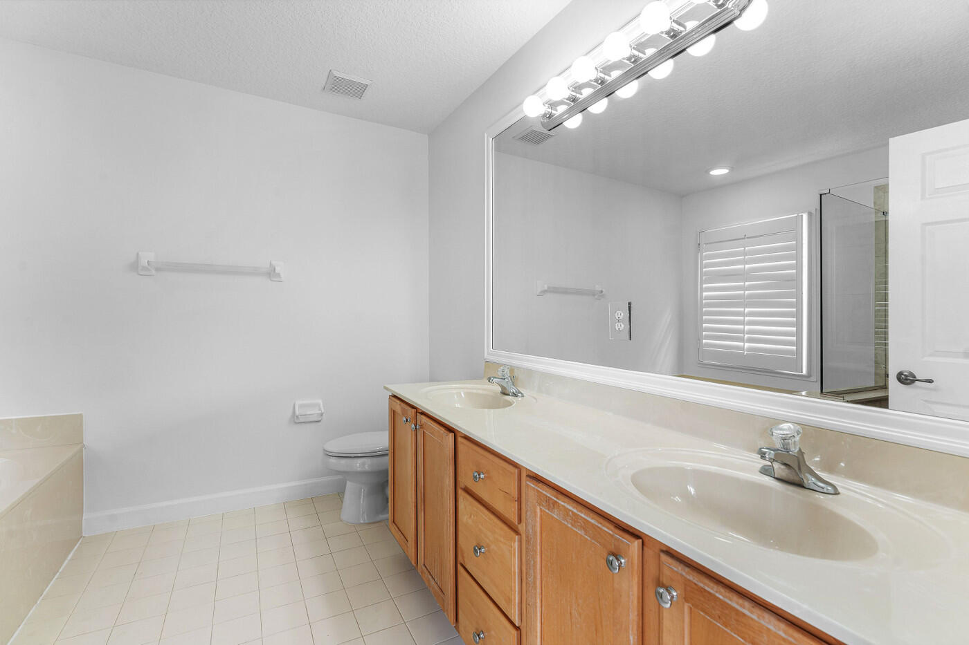 GABLES AT NORTHLAKE 1 - Residential