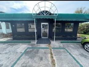 Great commercial location. Vacant Property. Very motivated seller and possible seller's finance available.