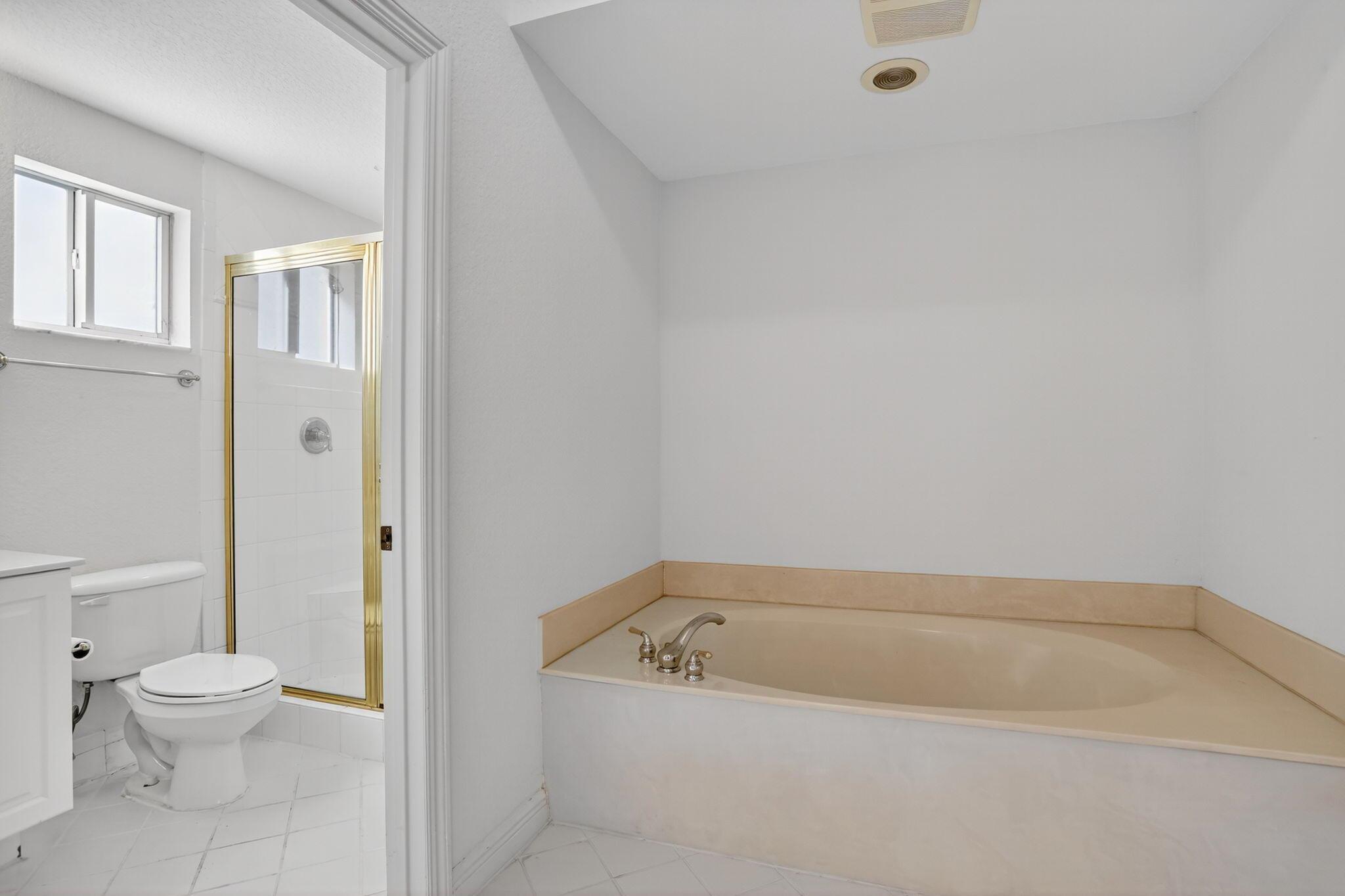 SOUTHAMPTON CONDOMINIUM E - Residential